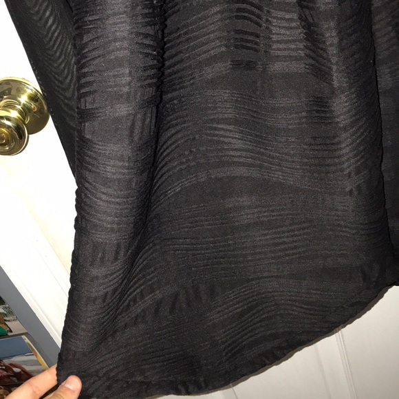 Selling dress in middle - Picture 3 of 5